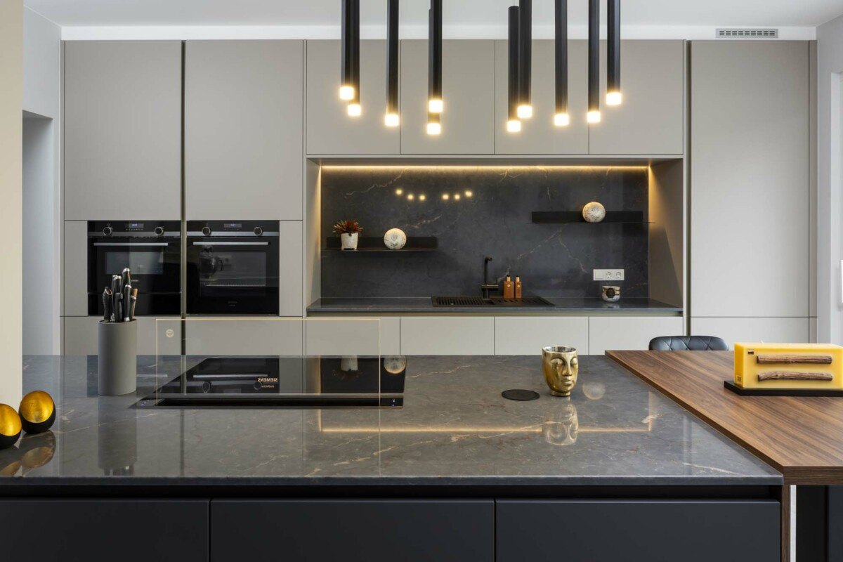 Cuisine contemporaine gris perle et pierre sombre
