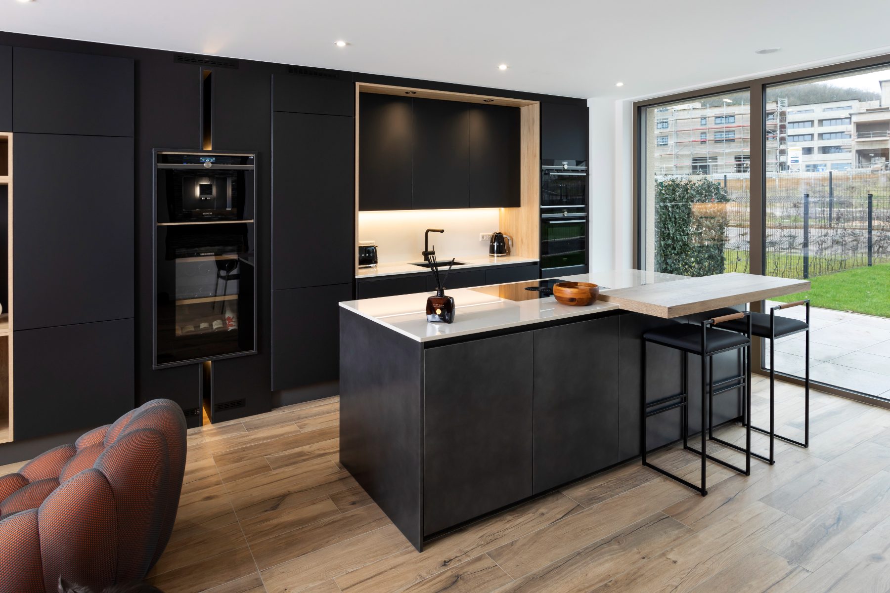 Cuisine avec table intégrée