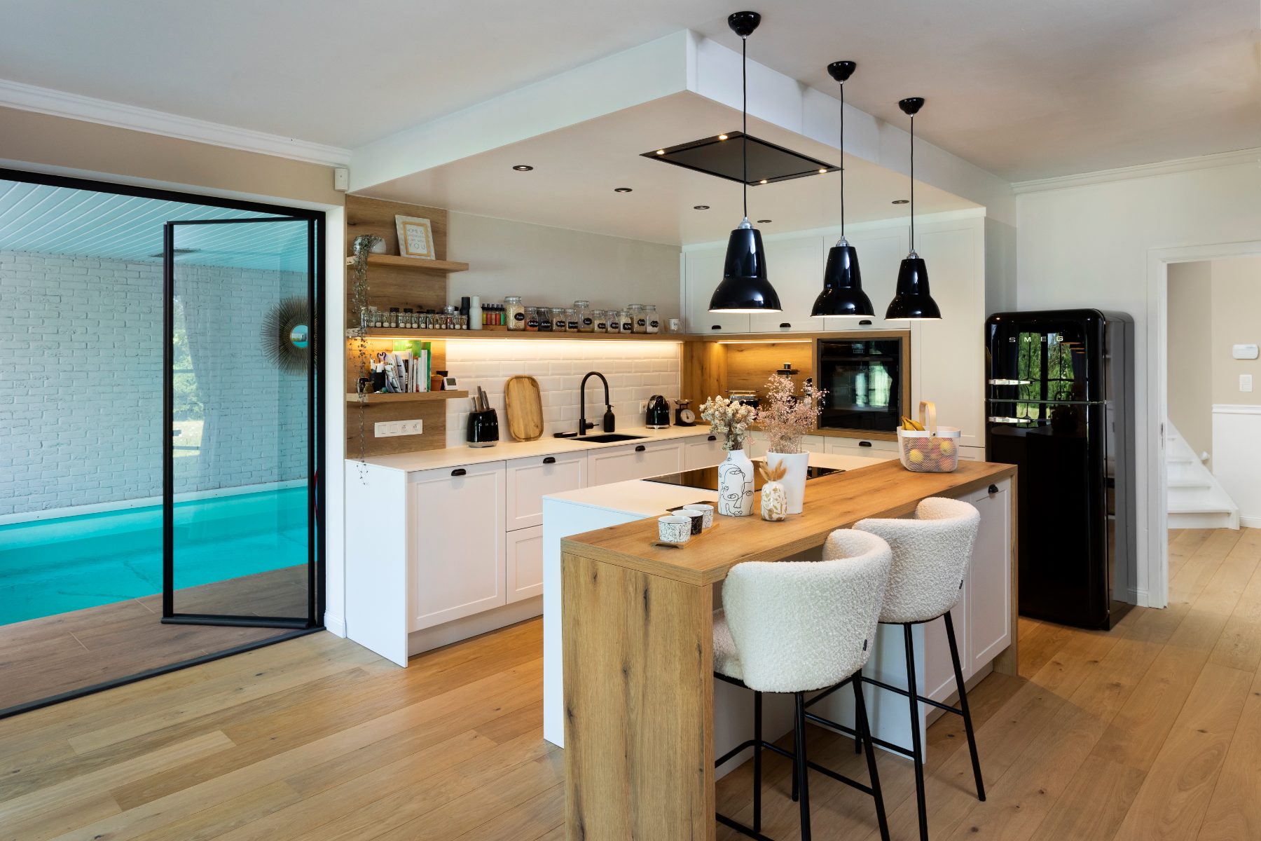 Cuisine ouverte sur la piscine